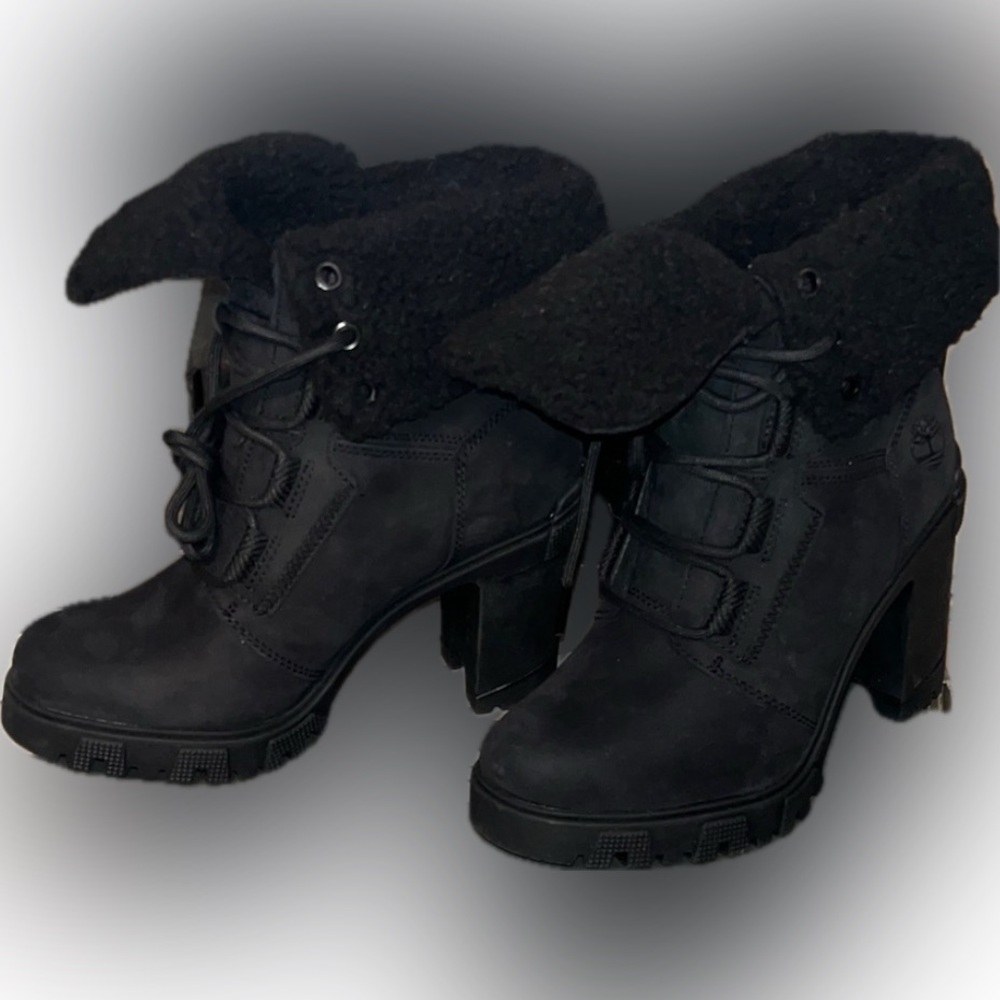 💎💎💎💎Timberland Lana Point  women's size 6
Warm lined boot in  Black Nubuck